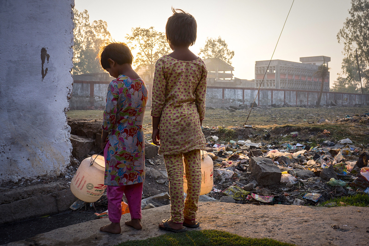 Menores a las afueras de la antigua fábrica de Union Carbide, en Bhopal (India). 