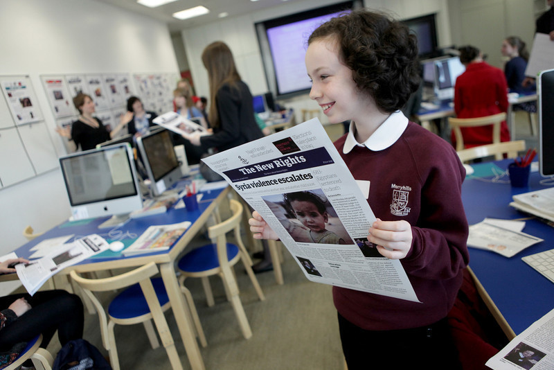 Una alumna muestra muestra el artículo 26 de la Declaración Universal de los Derechos Humanos, que hace referencia al derecho a la educación,...