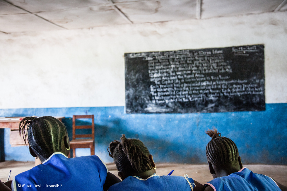 Estudiantes anónimas, todas niñas, delante de una pizarra en una escuela de Sierra Leona 