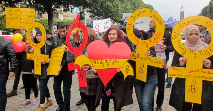 Varias personas con carteles reivindicando los derechos de las mujeres