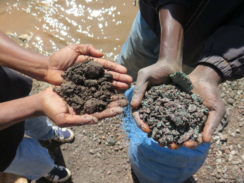 Mineros artesanales muestran puñados de cobalto (izda.) y de cobre (dcha.) que han encontrado rebuscando entre las piedras descartadas en los...