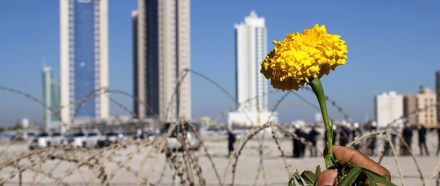 Manifestantes de Bahréin con flores como armas