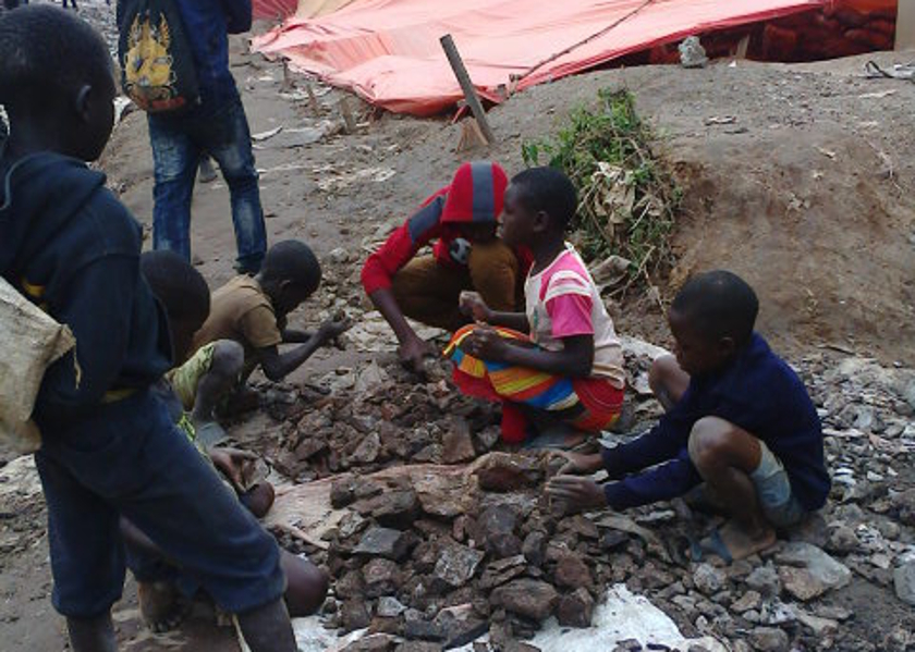 Niños examinando piedras en busca de cobalto © Amnistía Internacional