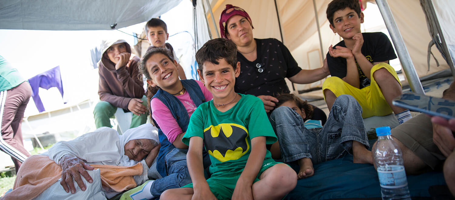 Una familia de refugiados iraquíes en un campo en Grecia 