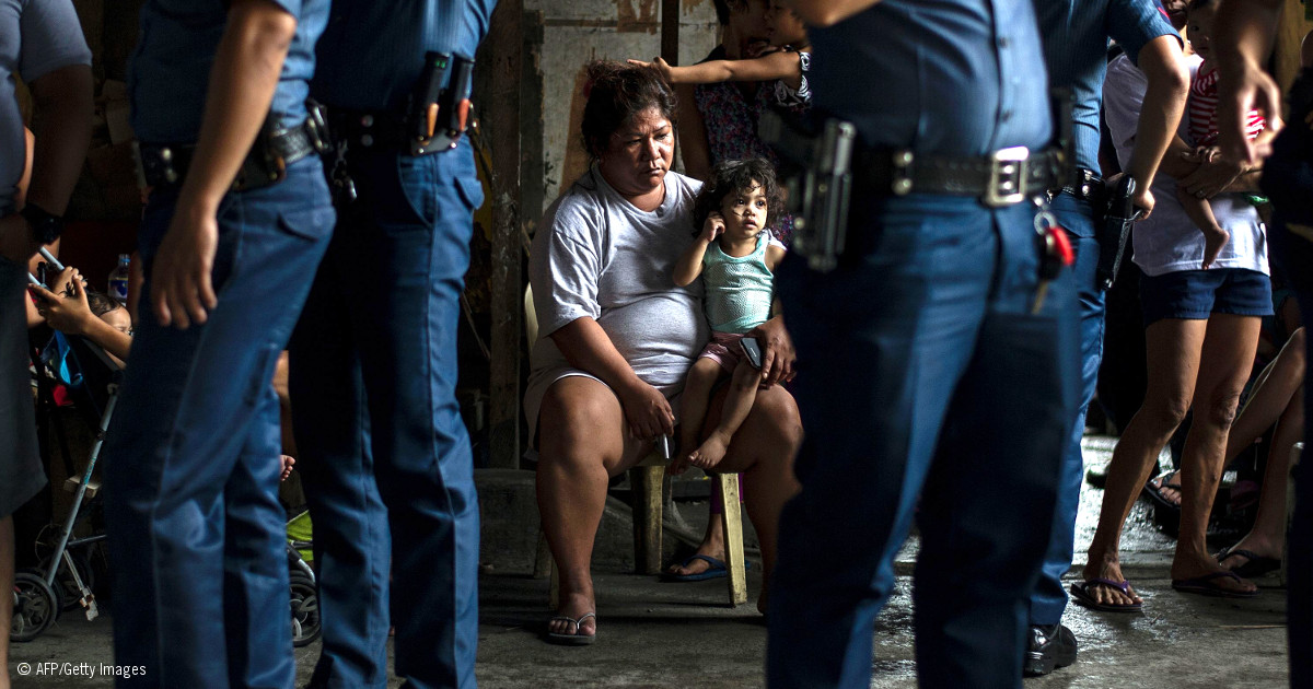 Mujer con su hija junto con agentes de la policia