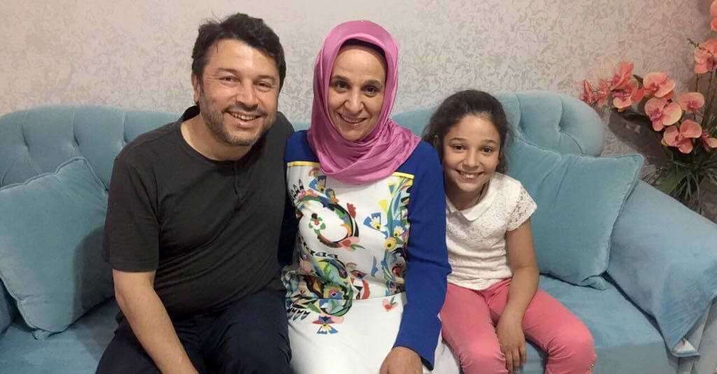Taner Kiliç con su mujer y su hija