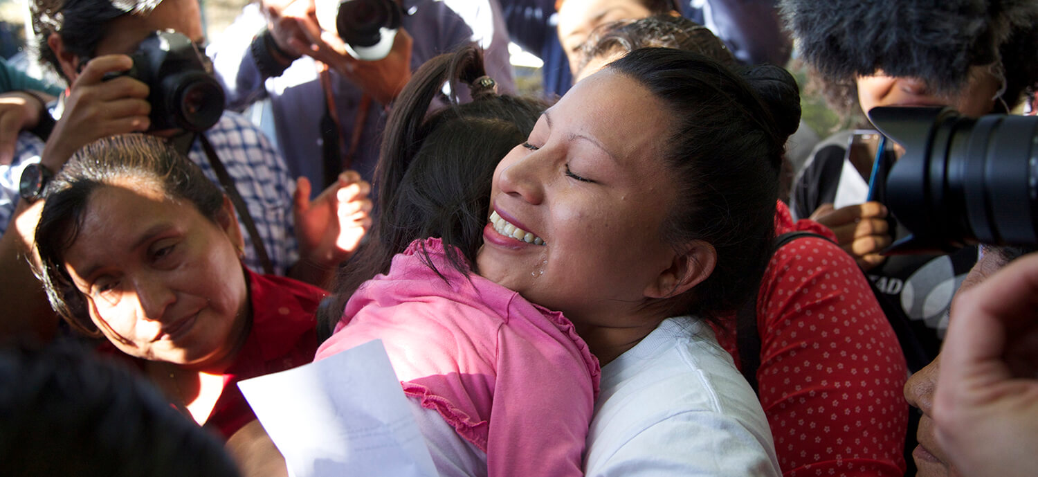 Teodora Vásquez abraza a su familia y amigos poco después de ser liberada del Centro de Readaptación de mujeres, en Ilopango, El Salvador, el 15 de...