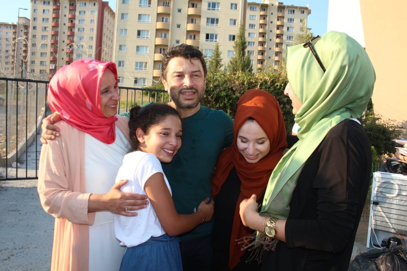 Taner Kiliç redoado de su mujer e hijas