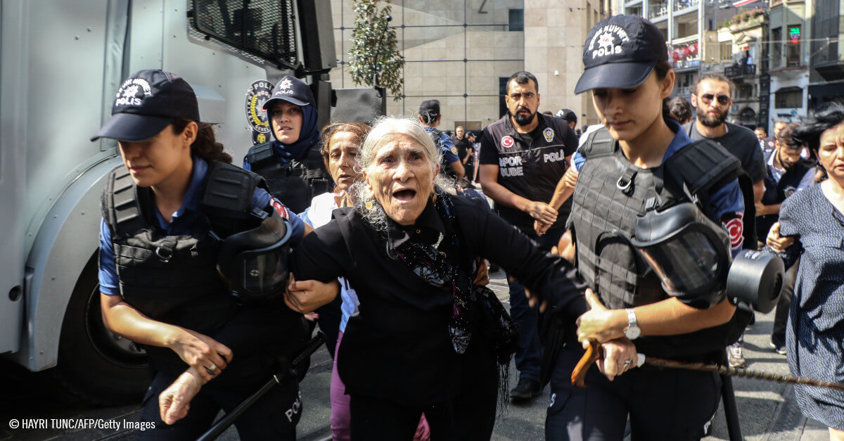 Anciana agarrada por dos policías