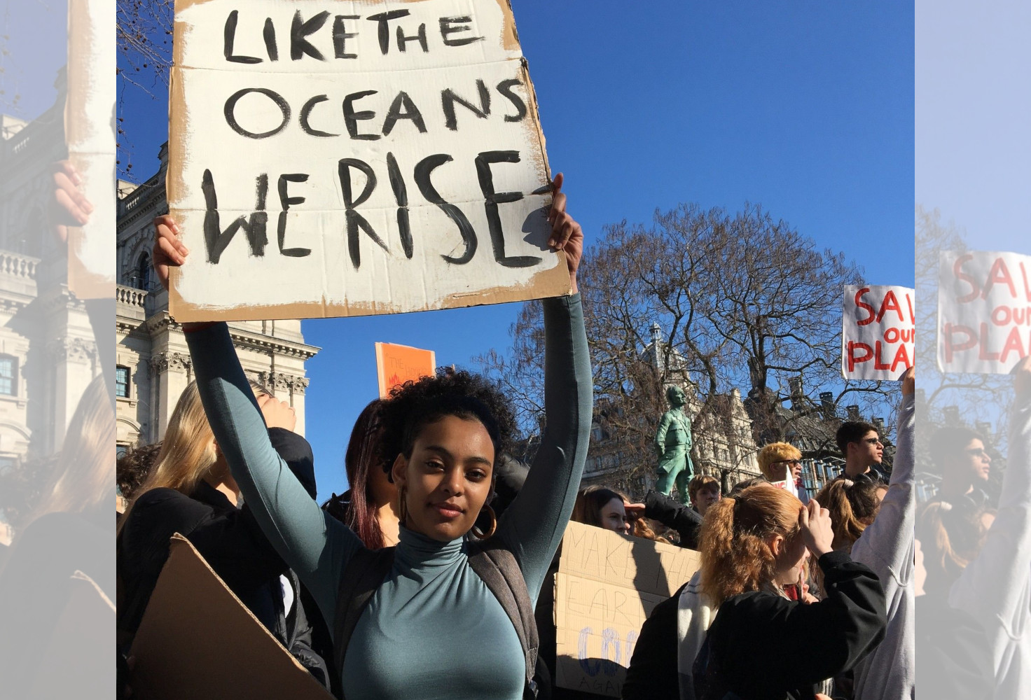 Una joven activista participa en la protesta por el cambio climático. 