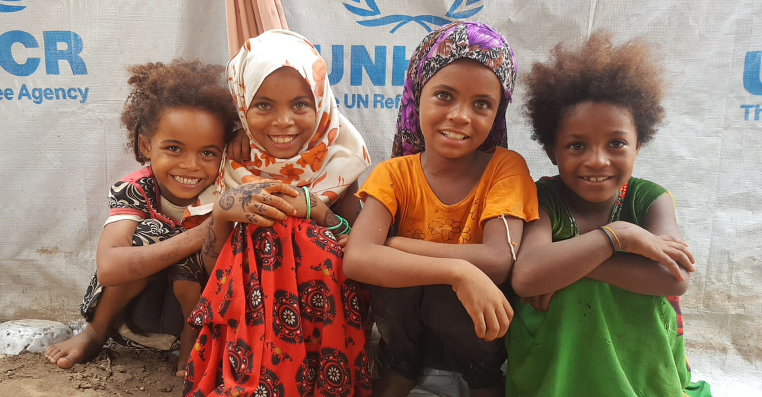 Imagen de unas niñas yemeníes en un campamento de personas desplazadas internas en Sabr, gobernación de Lahj, Yemen.