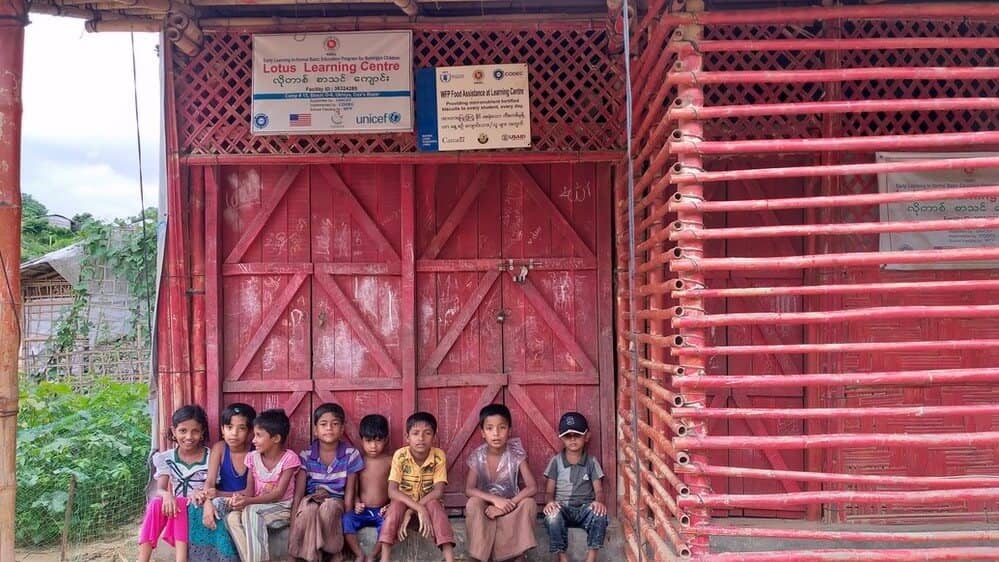 Niños y niñas rohingyas esperando en un centro de aprendizaje