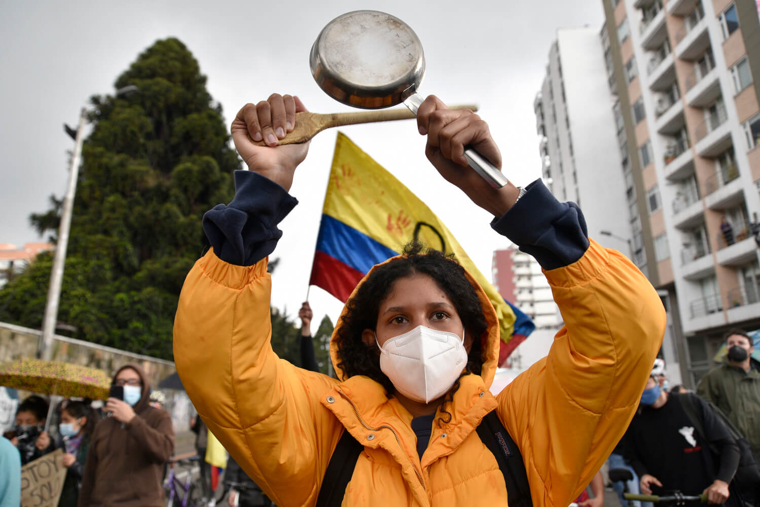 Una manifestante golpea una sartén durante una protesta contra el gobierno del presidente Iván Duque, el 04 de mayo de 2021 en Bogotá, Colombia.