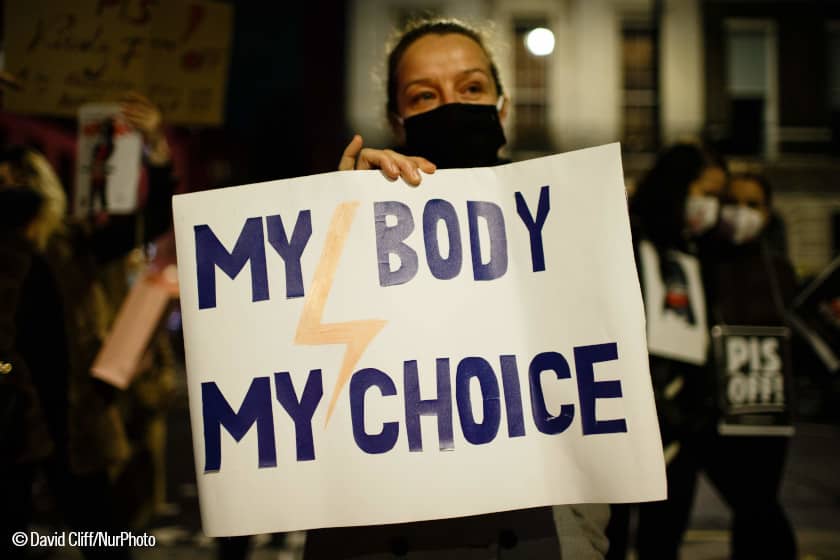 Mujer con un cartel que dice: My body my choice