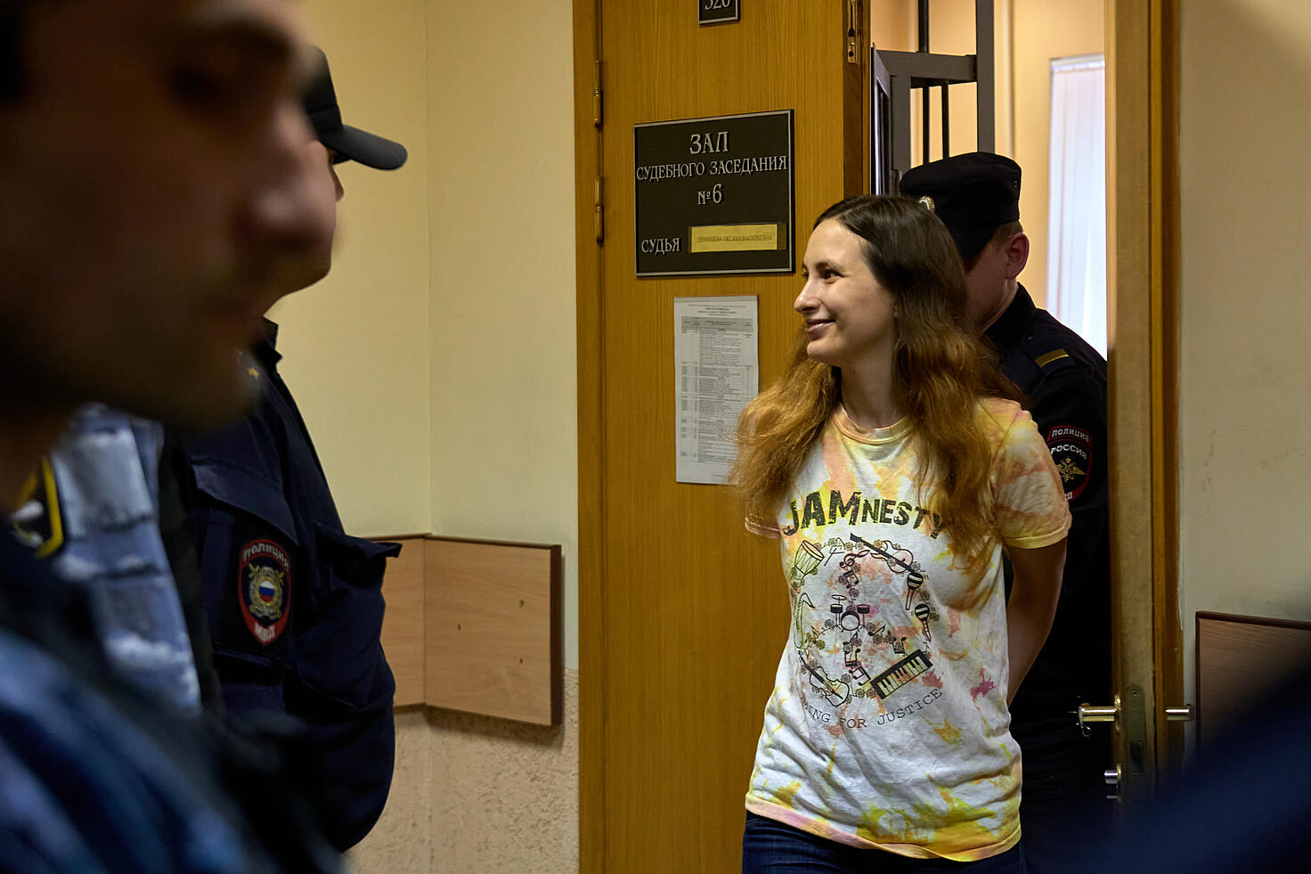 Imagen de la activista Aleksandra Skochilenko a la entrada al juicio que la ha condenado