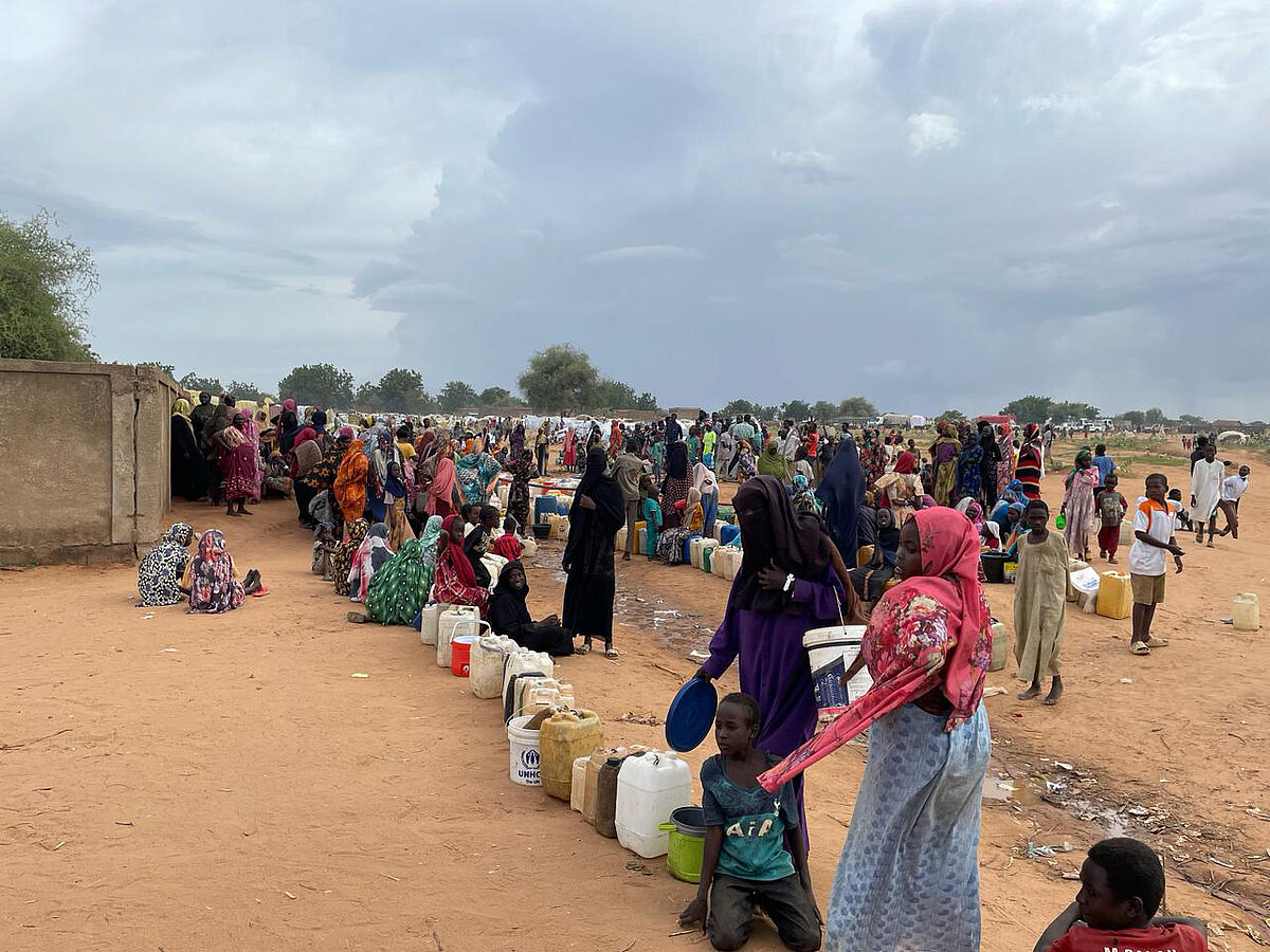 Refugiados sudaneses haciendo cola para buscar agua en Adre, Chad oriental, 26 de junio de 2023