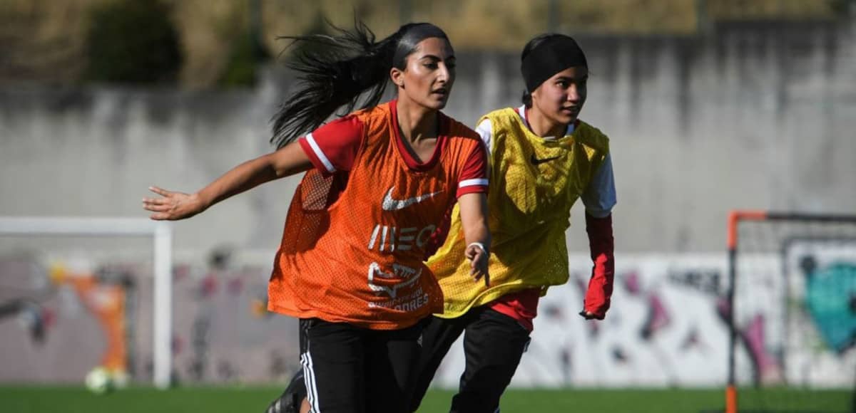 Dos jugadoras entrenando