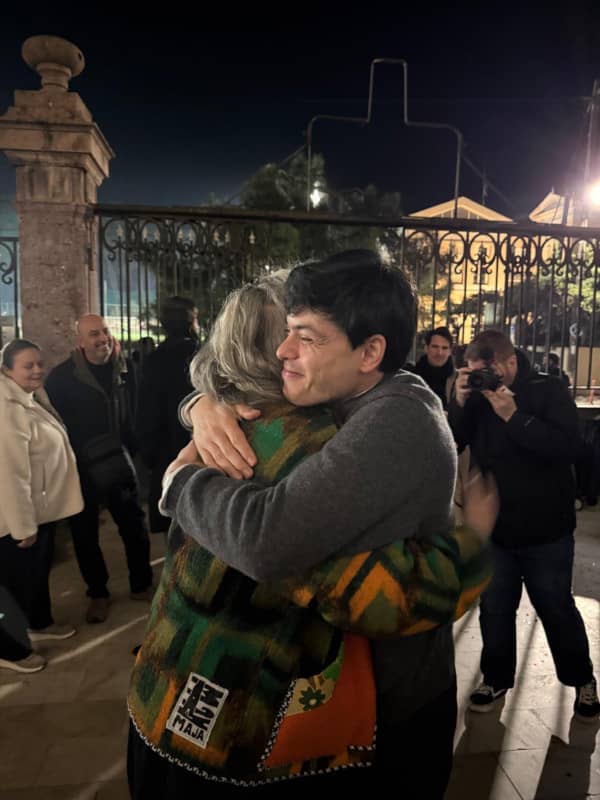 Seán Binder abraza a su madre