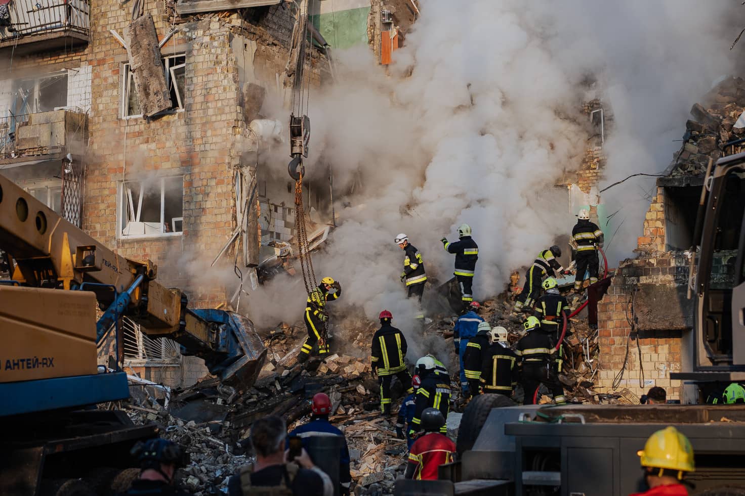 Bomberos en una operación de búsqueda y rescate en un edificio bombardeado