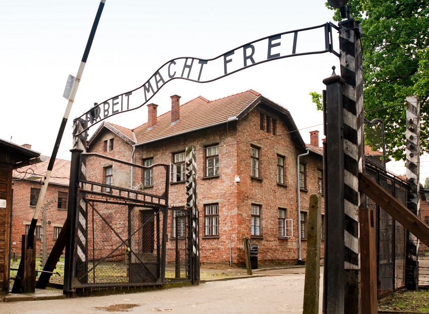 Holocausto Auschwitz, entrada al antiguo campo de concentración