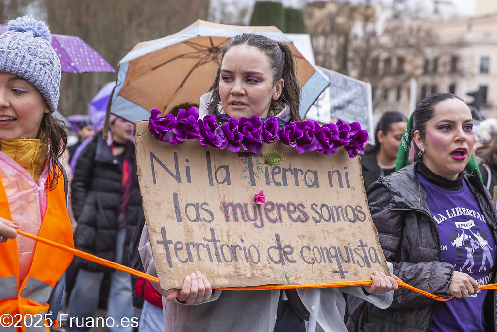 Mujer portando un cartel en la manifestación del 8M