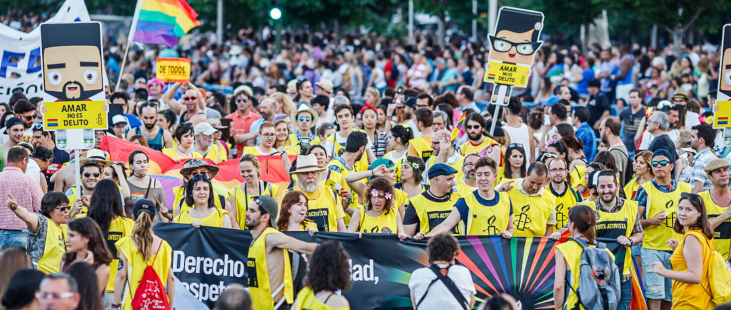 Pancarta de Amnistía Internacional en la manifestación del Orgullo