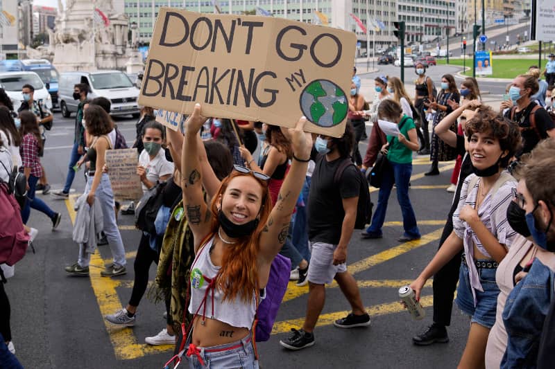 Activistas medioambientales de toda Europa organizaron protestas para exigir a los líderes que tomen medidas más contundentes para frenar el cambio...