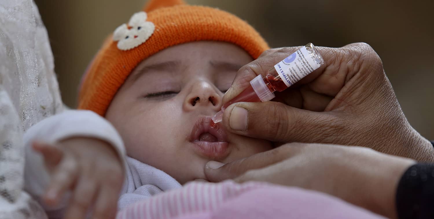 Un trabajador sanitario administra una vacuna contra la polio a un niño, en Karachi, Pakistán, el lunes 13 de diciembre de 2021.