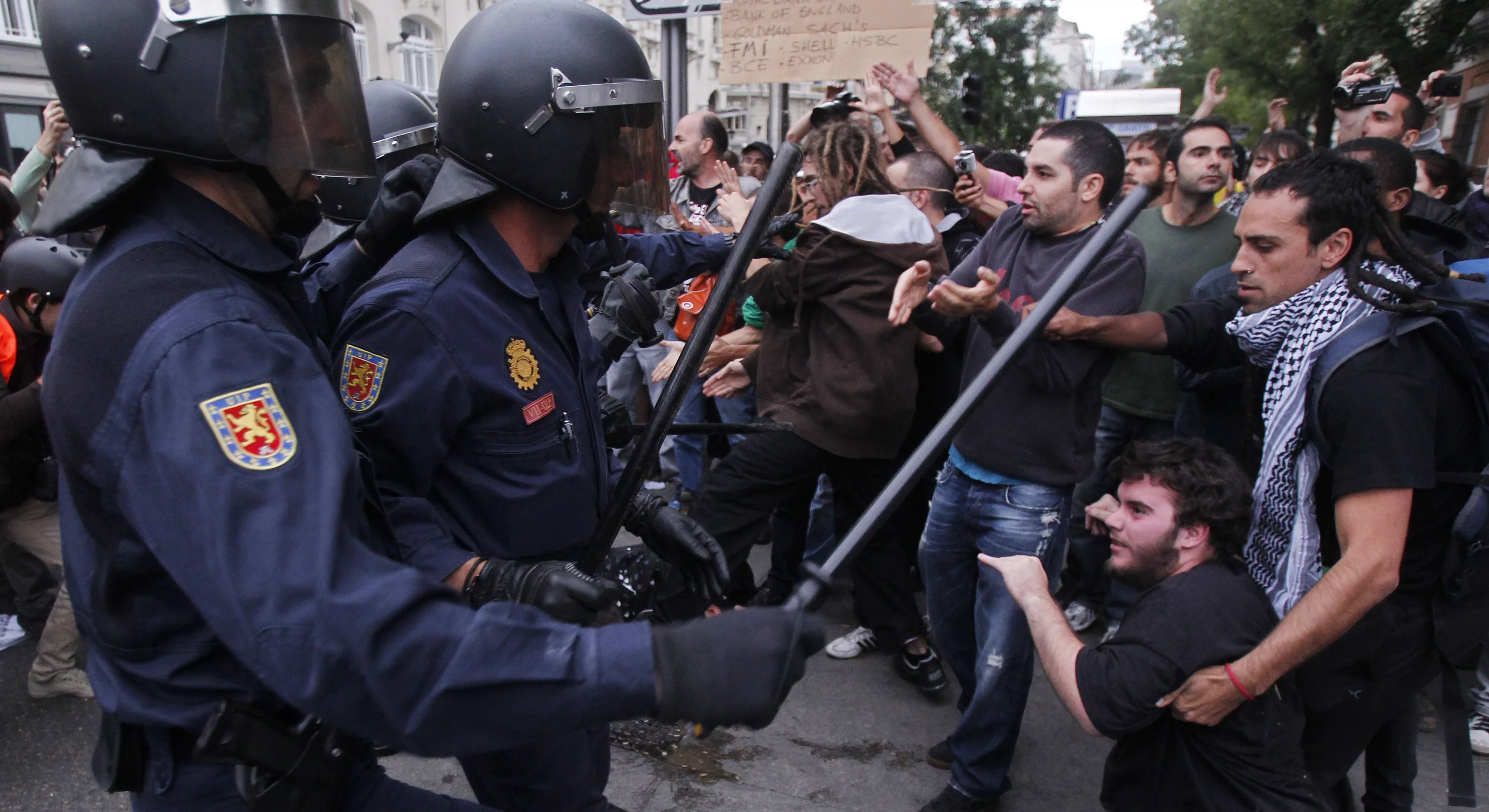 Policía española frente a manifestantes