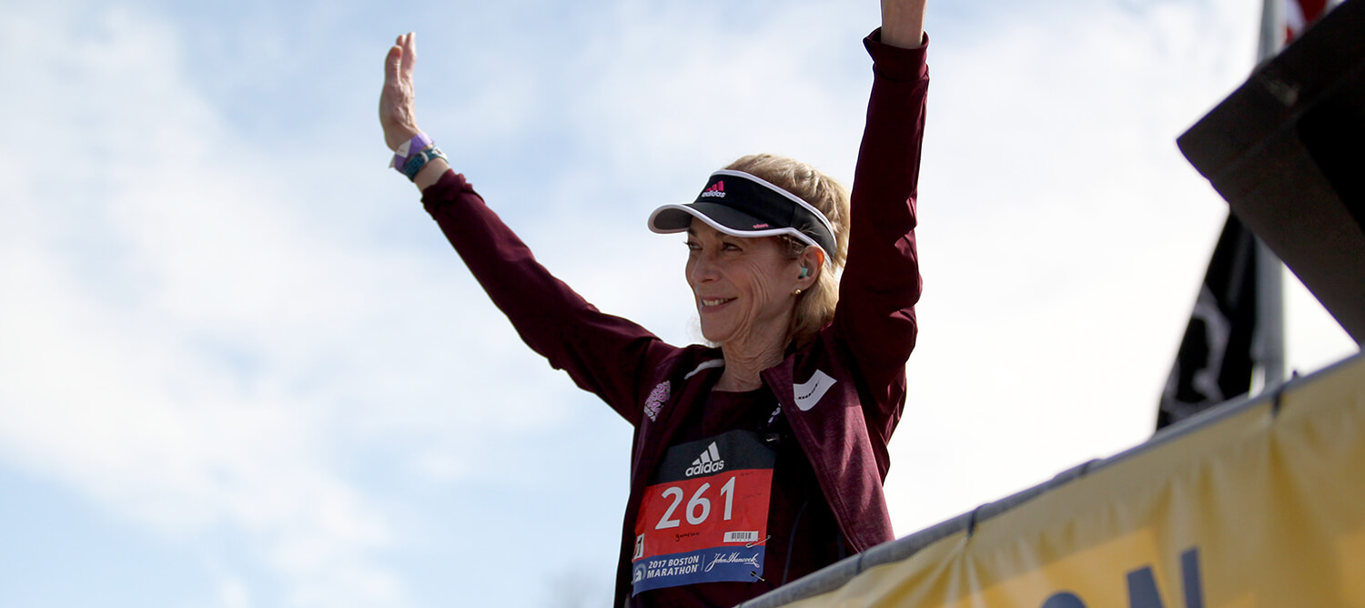 Kathrine Switzer, la primera mujer oficial en participar en la maratón de Boston, saluda a la multitud mientras es presentada antes de dar el...