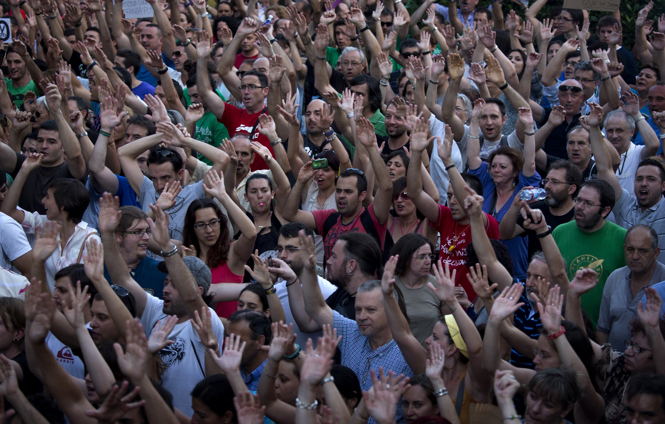 Aunque la policía en ocasiones tenga que hacer uso de la fuerza para mantener el orden público y la seguridad e impedir que se cometan delitos, sus agentes deben cumplir la obligación, contraída por el Estado en virtud del derecho internacional, de ga Multitud de manifestantes salen a la calle para protestar contra la vulneración de los derechos humanos en España