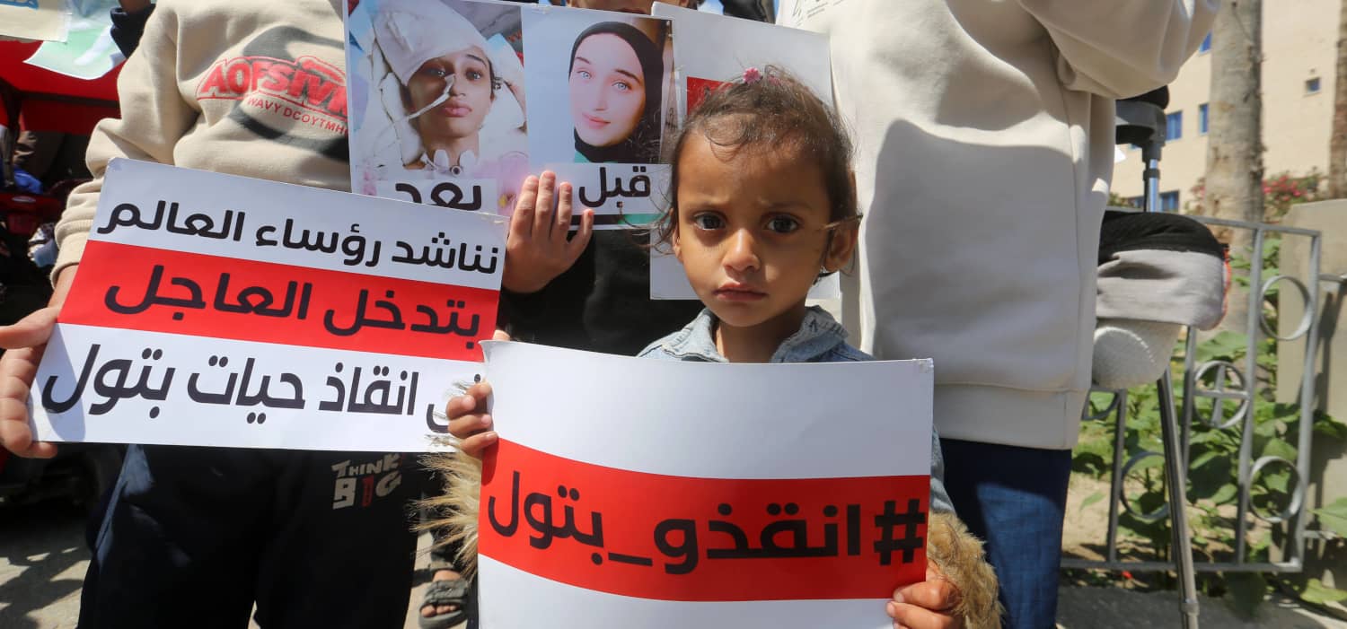 Personas palestinas heridas protestan en Gaza para reclamar acceso a tratamiento médico en el extranjero.