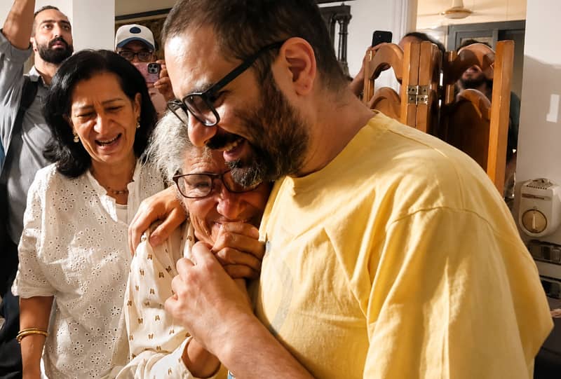 Alaa Abdel Fattah abraza a su madre, Laila Soueif, tras recuperar la libertad después de años de encarcelamiento injusto en Egipto.