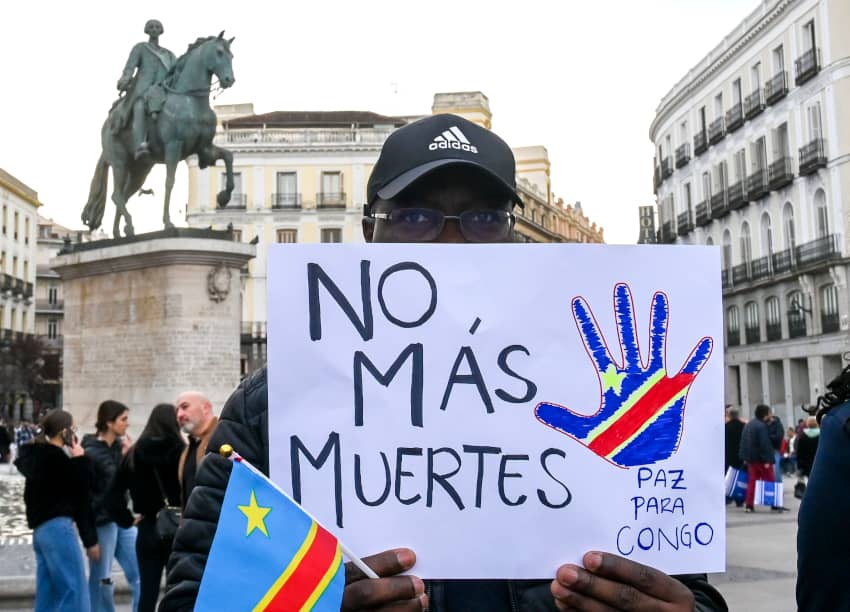 Hombre en una manifestación en la Puerta del Sol de Madrid con un cartel de “No más muertes, paz para Congo” en defensa de los derechos humanos en...