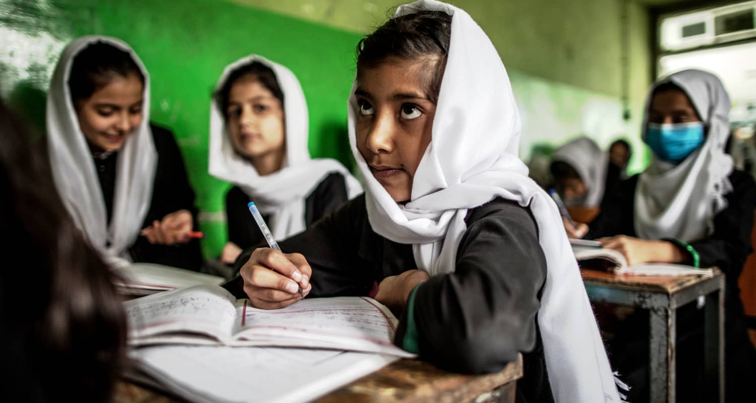 Niñas en una escuela primaria de Kandahar escribiendo en la pizarra en septiembre de 2025. 