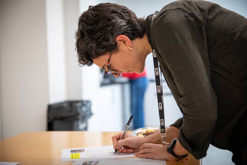 Persona escribe una carta durante una acción de la campaña Escribe por los Derechos de Amnistía Internacional.
