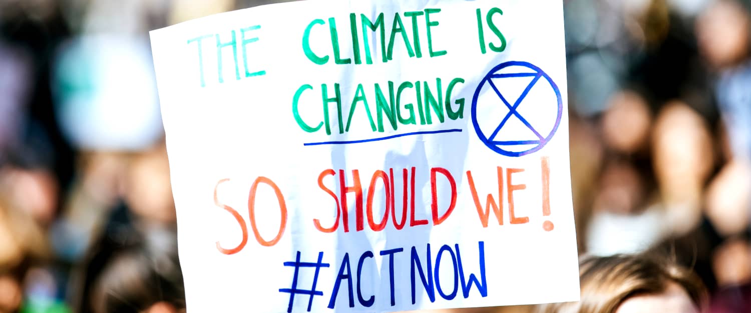 Cartel que pone el clima está cambiando, también debemos hacerlo nosotros. Explorando el futuro verde: todo lo que debes saber sobre la COP28