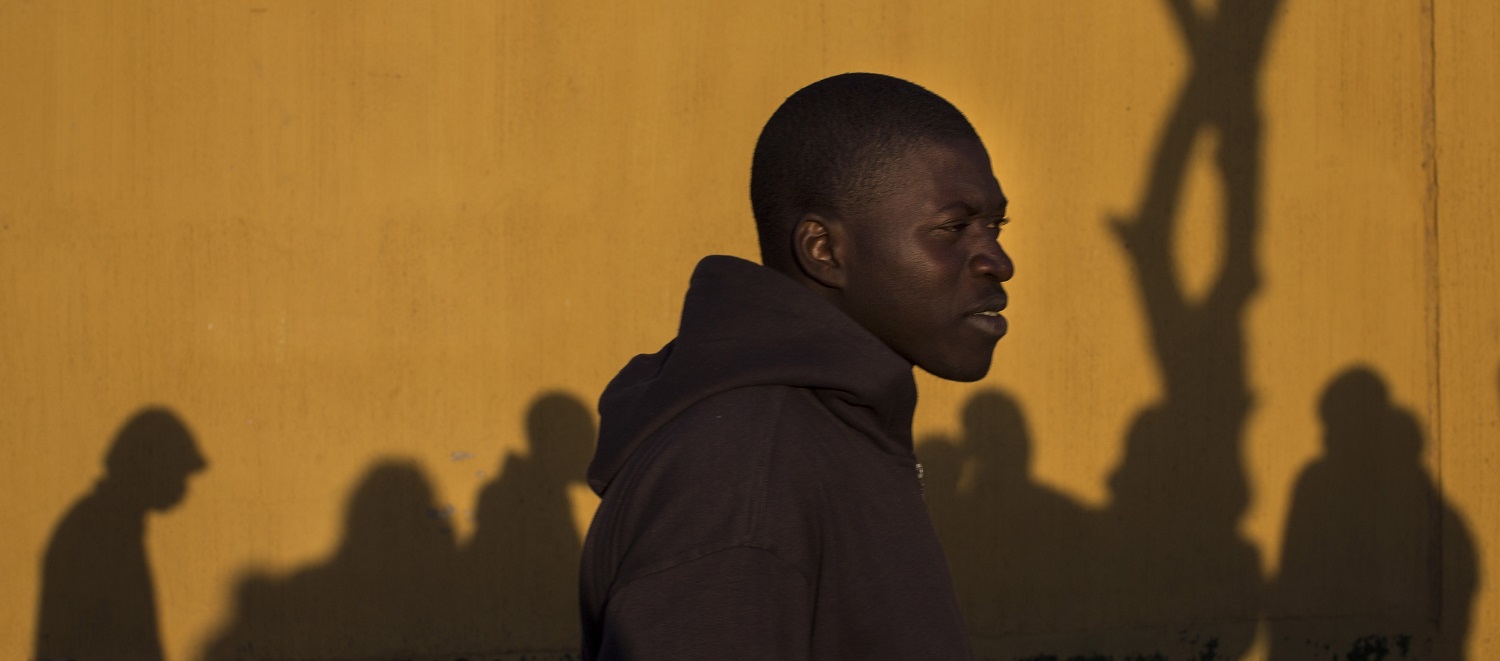 Un inmigrante subsahariano camina dentro de un Centro Temporal para Inmigrantes