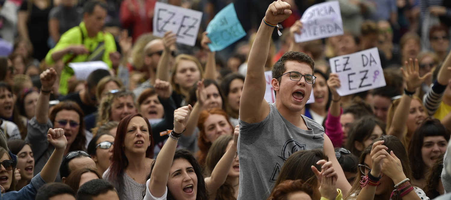 Un hombre grita consignas durante una protesta contra la violencia sexual. 