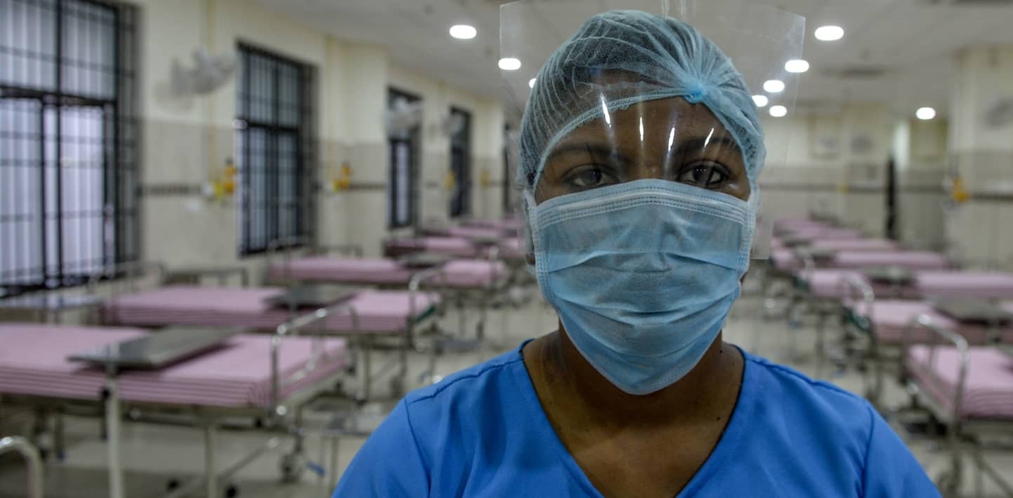Un sanitario posa con mascarilla en una sala de aislamiento de un hospital en Chennai, India