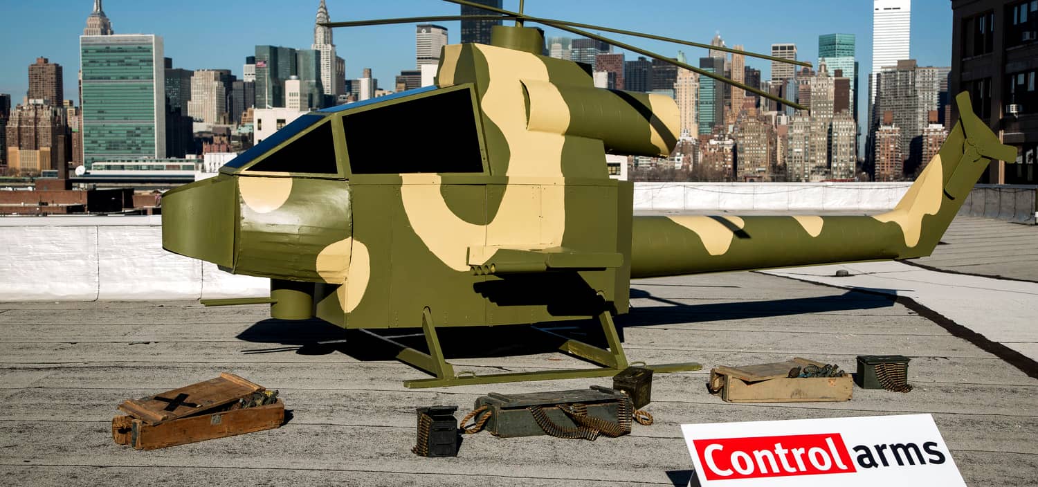 Una maqueta de un helicóptero militar, construida por miembros de la Coalición Armas bajo Control para promover su campaña a favor de un Tratado...