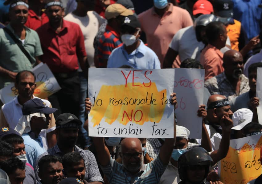 Manifestación sindical en Sri Lanka contra impuestos injustos, ejemplo de cómo el derecho a un recurso efectivo defiende los derechos económicos y...