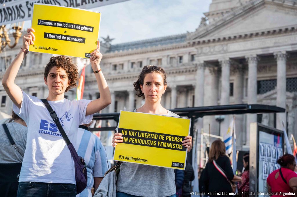 Dos mujeres con pancartas