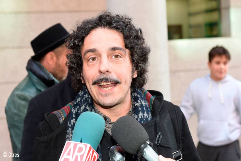 Darío Adanti haciendo declaraciones a la prensa