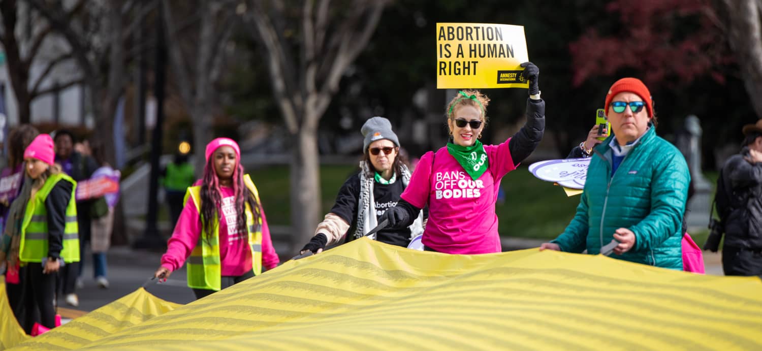 Manifestantes de Amnistía Internacional USA con pancartas por el derecho al aborto frente al Tribunal Supremo de EE. UU. en Washington D. C. 