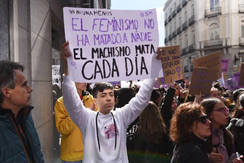 Se ve a un chico con una pancarta en la que se lee 'El feminismo no ha matado a nadie, el machismo cada día' 