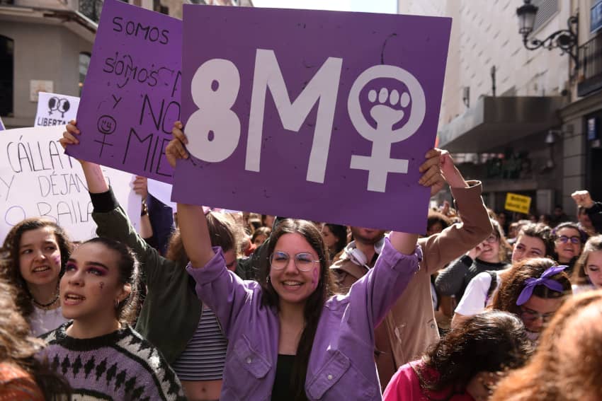 Miles de mujeres participan en una manifestación en defensa de los derechos de las mujeres