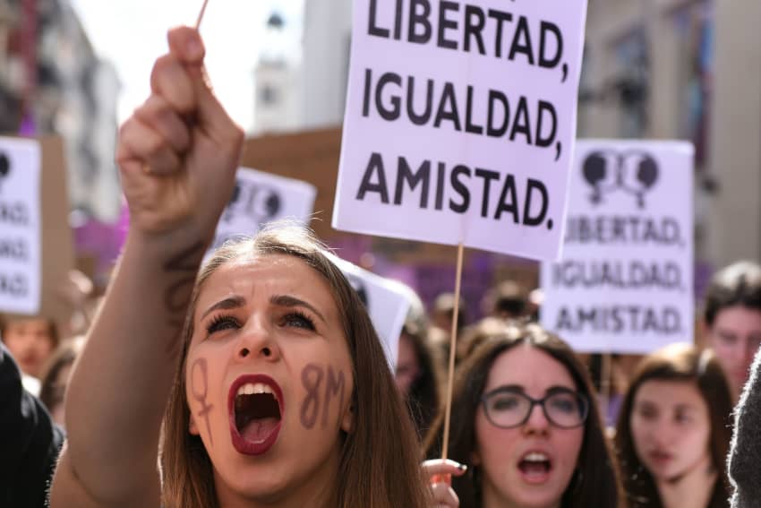 Se ve a una mujer gritando consignas durante una manifestación