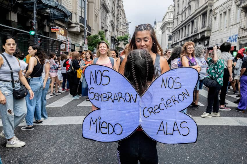 Una madre y su hija participan en la marcha del 8M.