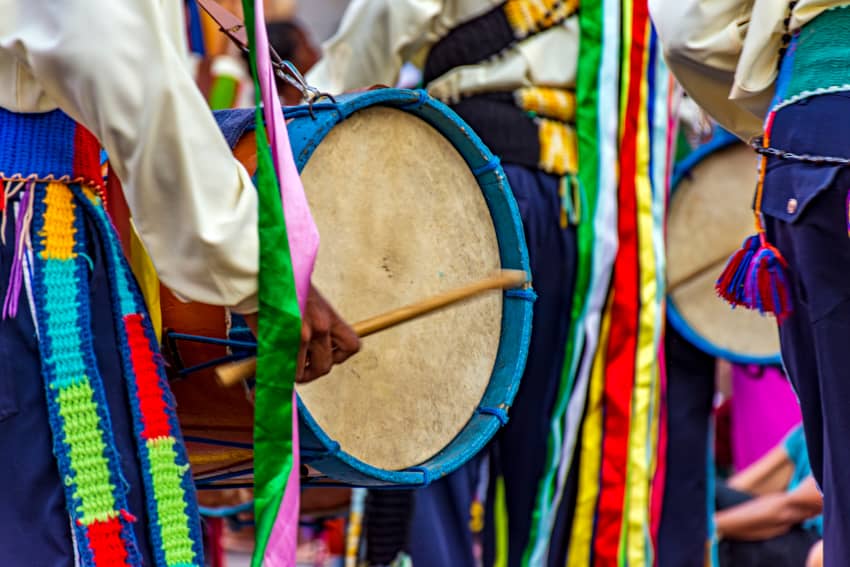 Personas interpretando tambores en una celebración cultural, símbolo del derecho humano a la cultura y a la diversidad cultural.